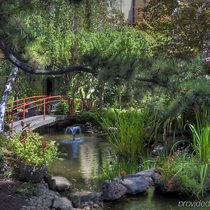 Dinah's Garden Hotel